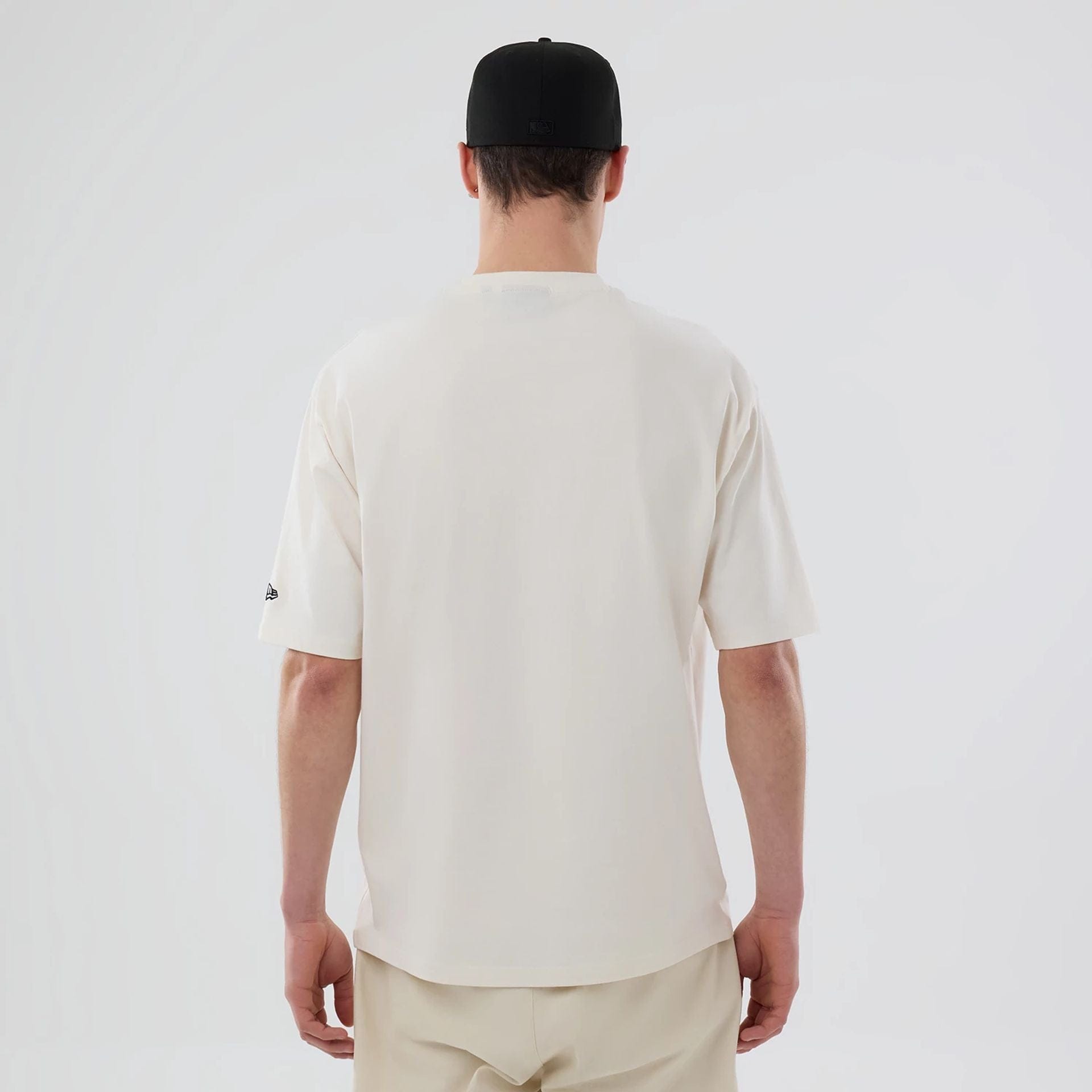 The model is wearing this MLB Food Graphic LA Dodgers Oversized T-Shirt in open white. 2