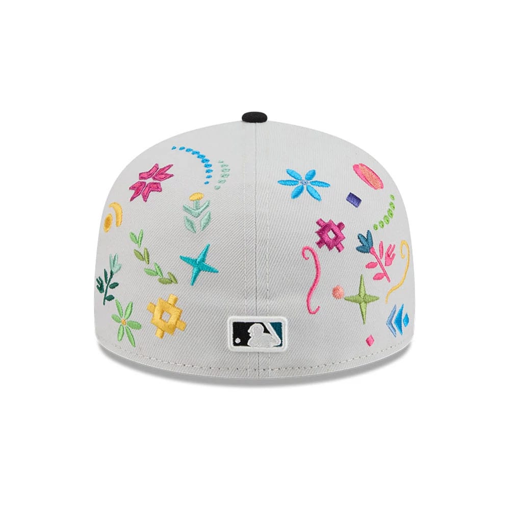 Pictured is this MLB Heritage Chicago White Sox 59FIFTY Fitted cap in light beige. 3