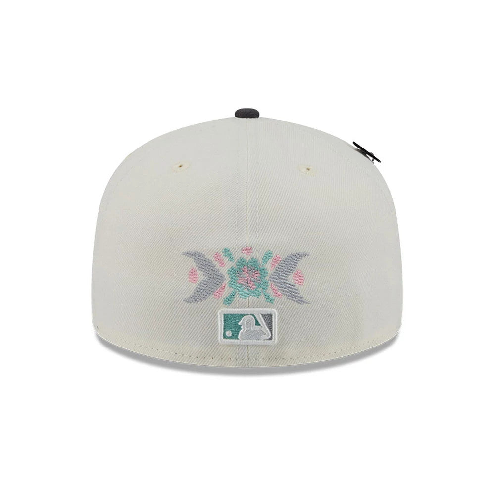 Pictured is this MLB Day Of The Dead Chicago White Sox 59FIFTY Fitted cap in light beige & black. 7