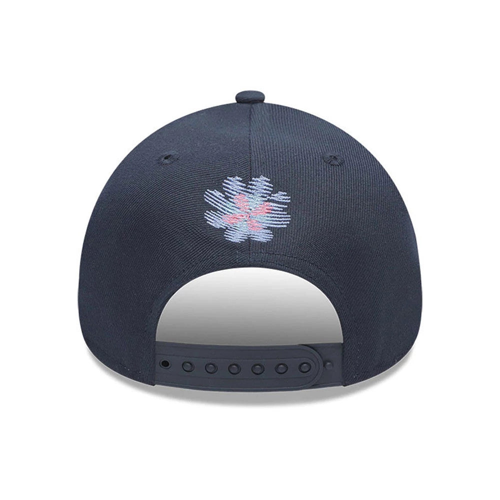 Yankees MLB Day Of The Dead Dark Blue New Era 9FORTY A-Frame Adjustable Cap, rear view showing a pink and light blue embroidered floral design on the dark blue crown above the adjustable snapback closure.