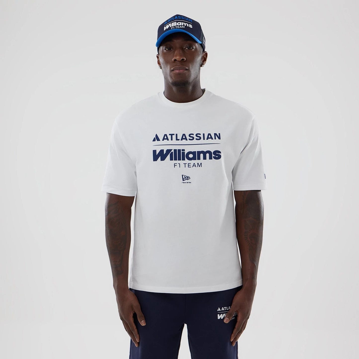 The model is wearing this Atlassian Williams F1 Team Oversized T-Shirt in white. 1