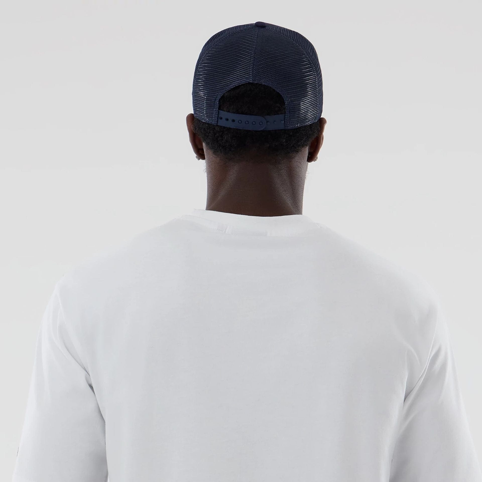 The model is wearing this Atlassian Williams F1 Team Oversized T-Shirt in white. 5