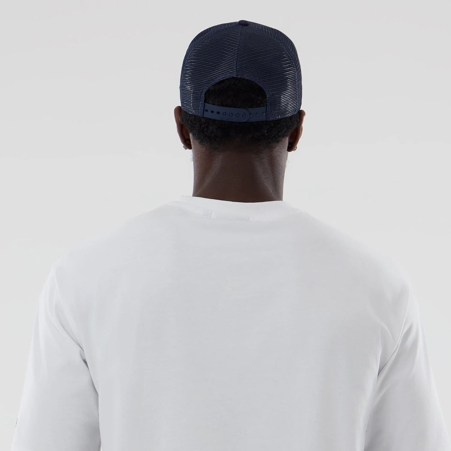 The model is wearing this Atlassian Williams F1 Team Oversized T-Shirt in white. 5