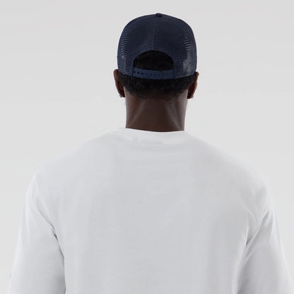 The model is wearing this Atlassian Williams F1 Team Oversized T-Shirt in white. 5