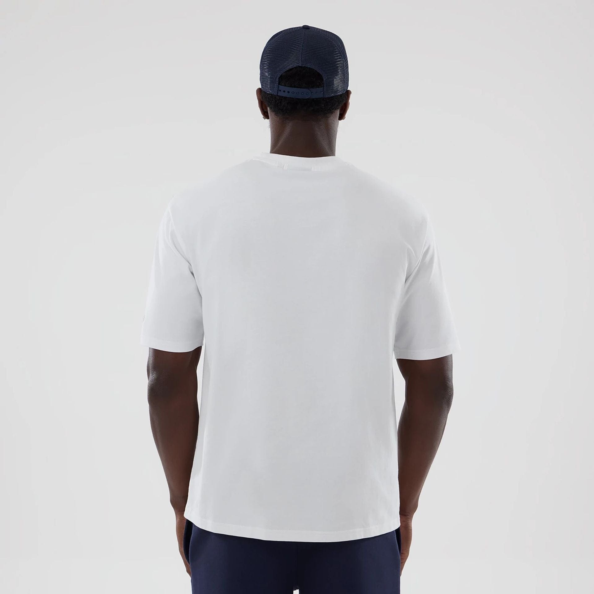 The model is wearing this Atlassian Williams F1 Team Oversized T-Shirt in white. 6
