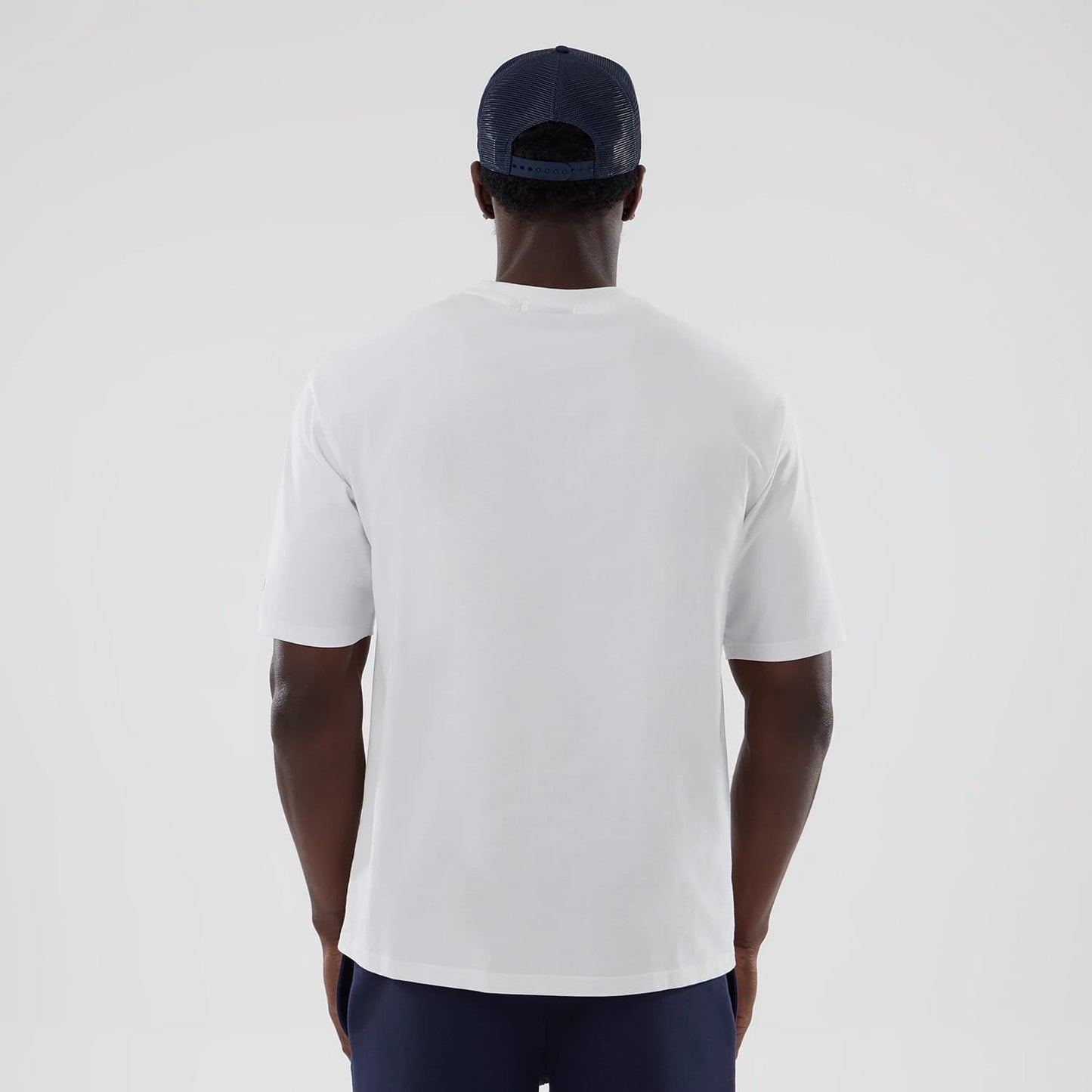 The model is wearing this Atlassian Williams F1 Team Oversized T-Shirt in white. 6