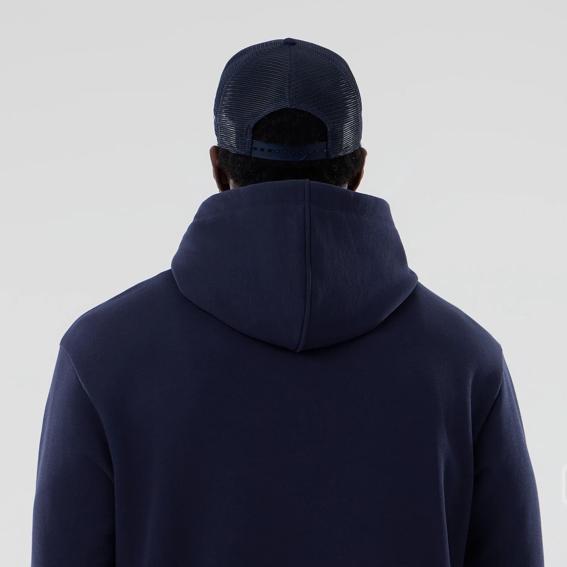 The model is wearing this Atlassian Williams F1 Team Oversized Pullover Hoodie in navy. 7