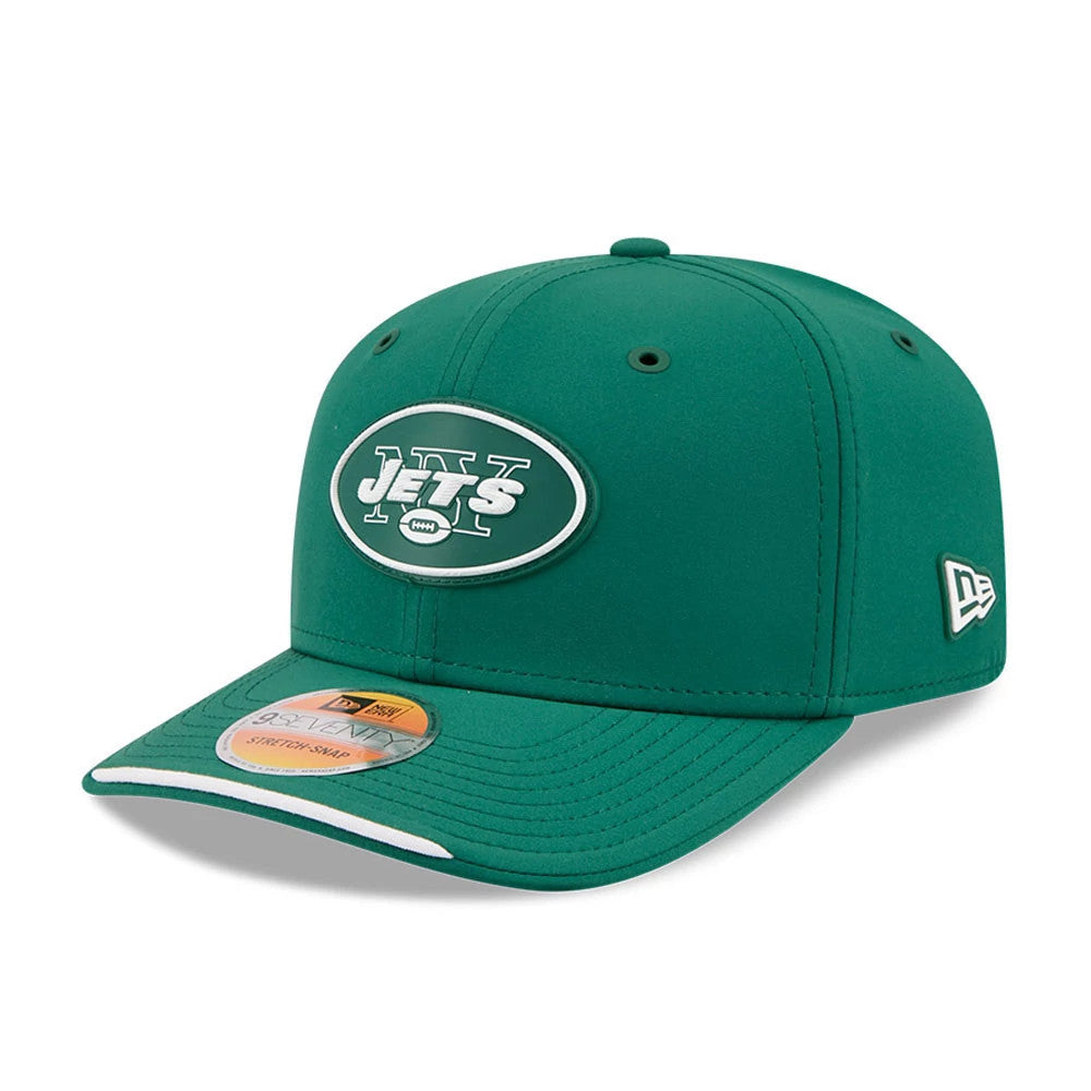 Jets NFL Sideline 2026 Green New Era 9SEVENTY Stretch Snap Adjustable Cap, front view showing an embroidered Jets logo on the front panel, a curved visor with a 9SEVENTY size sticker, and the New Era flag logo on the left side.