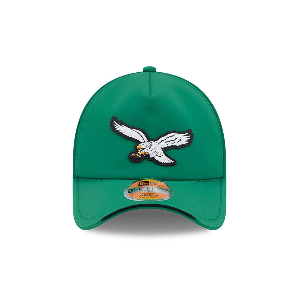Philadelphia Eagles NFL Sideline 2026 Green New Era 9FORTY Apex Adjustable Cap, front view showing the Philadelphia Eagles logo with raised embroidery on the structured green crown, and featuring a 9FORTY size sticker on the green curved visor.