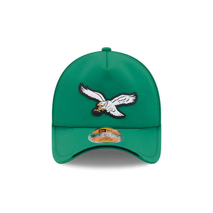 Philadelphia Eagles NFL Sideline 2026 Green New Era 9FORTY Apex Adjustable Cap, front view showing the Philadelphia Eagles logo with raised embroidery on the structured green crown, and featuring a 9FORTY size sticker on the green curved visor.