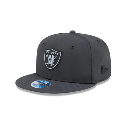 Pictured is this Youth NFL Sideline 2026 Las Vegas Raiders 9FIFTY Snapback cap in charcoal. 1