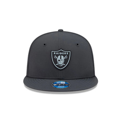 Pictured is this Youth NFL Sideline 2026 Las Vegas Raiders 9FIFTY Snapback cap in charcoal. 2