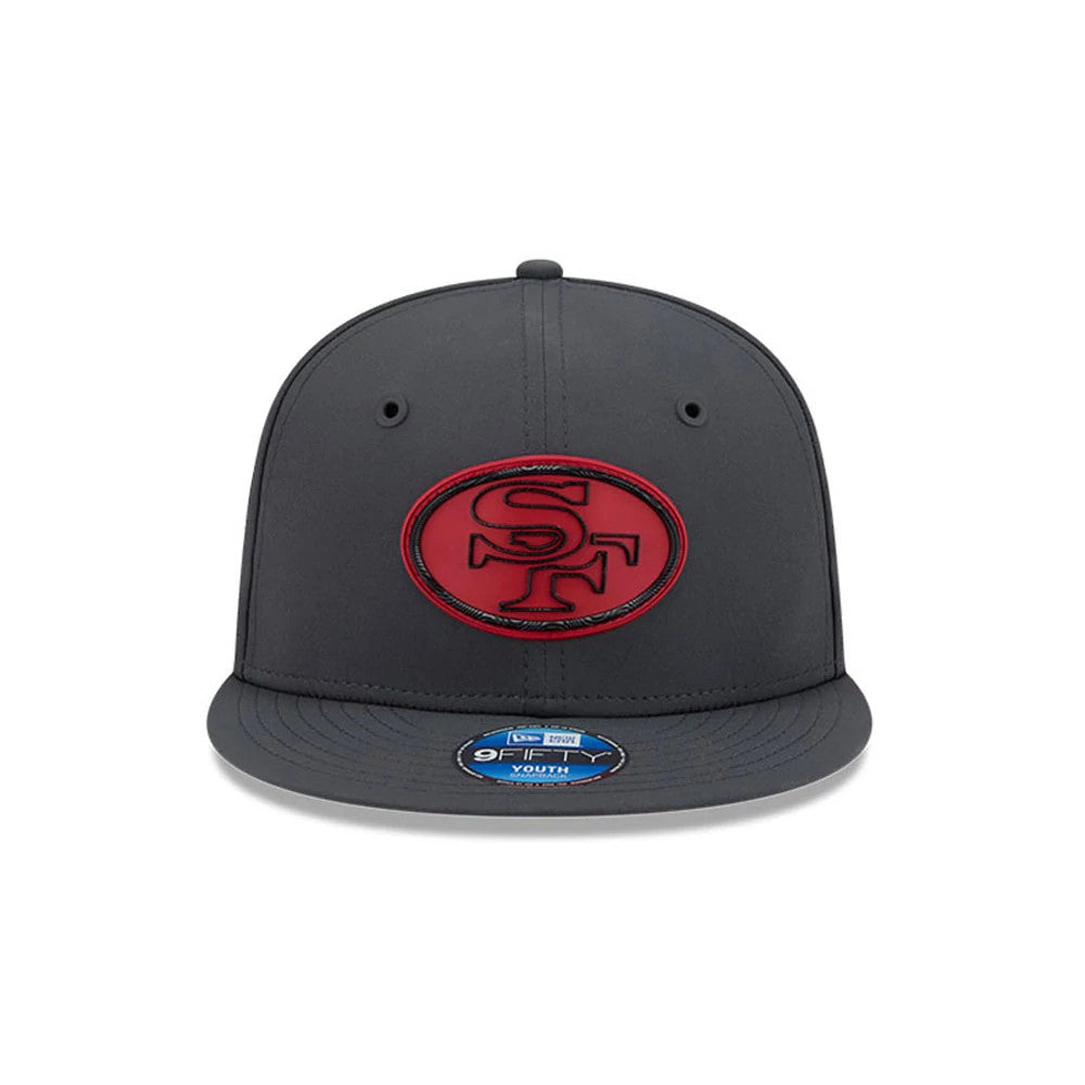 Pictured is this Youth NFL Sideline 2026 San Francisco 49ers 9FIFTY Snapback cap in charcoal. 3