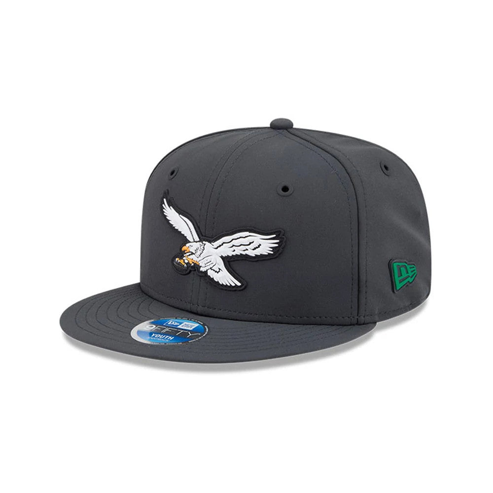 Pictured is this Youth NFL Sideline 2026 Philadelphia Eagles 9FIFTY Snapback cap in charcoal. 1