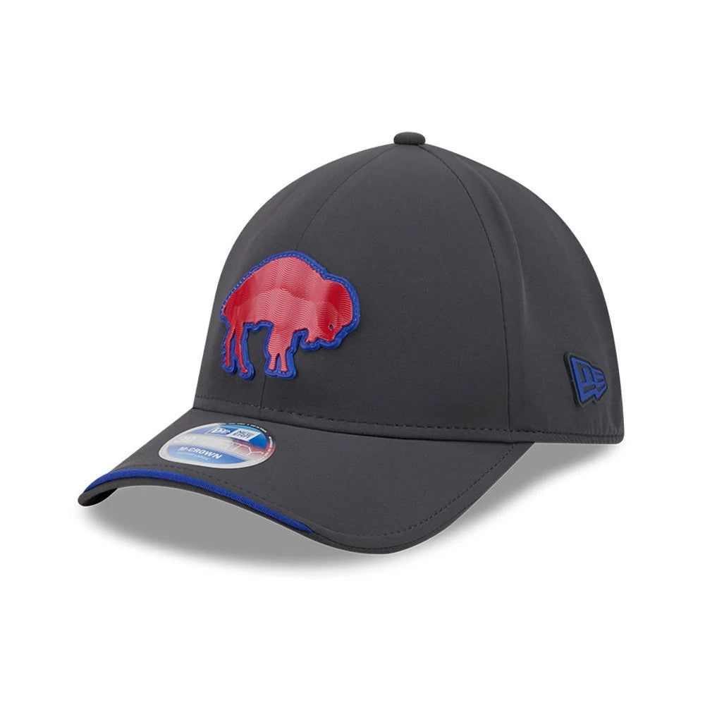 Buffalo Bills NFL Sideline 2026 Charcoal New Era 39THIRTY M-Crown Stretch Fit Cap, front view showing a raised red buffalo logo with blue embroidery on the front panel, a curved visor with a 39THIRTY size sticker.