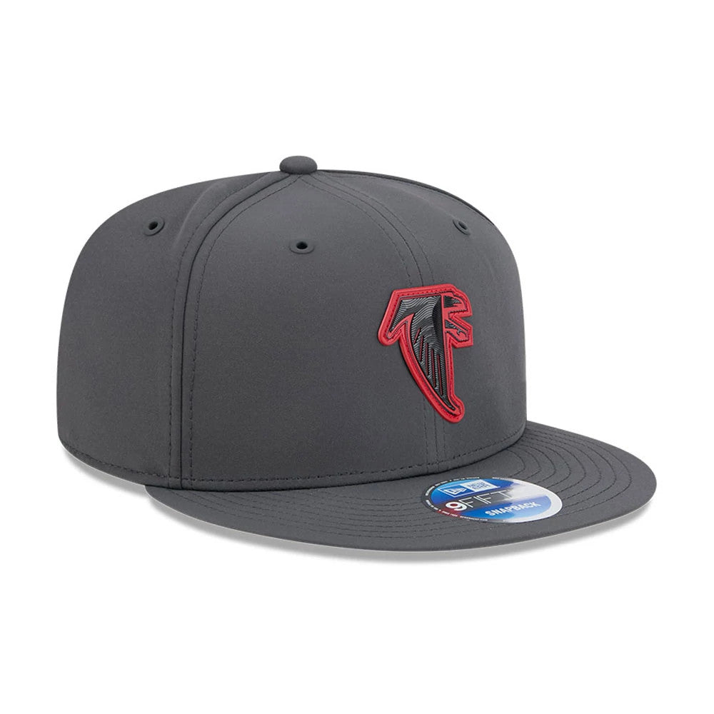 Atlanta Falcons NFL Sideline 2026 Charcoal New Era 9FIFTY Snapback Adjustable Cap, front view showing raised red and black Atlanta Falcons logo embroidered on the front panel, a charcoal flat visor, and 9FIFTY size sticker on the visor.
