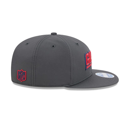 Pictured is this NFL Sideline 2026 New York Giants 9FIFTY Snapback cap in charcoal. 5
