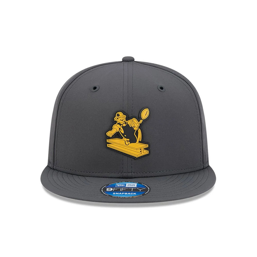 Steelers NFL Sideline 2026 Charcoal New Era 9FIFTY Snapback Adjustable Cap, front view showing a yellow embossed Steelers graphic on the centre of the structured charcoal crown, with a matching flat visor and a blue 9FIFTY size sticker.