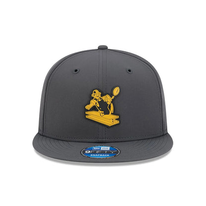Steelers NFL Sideline 2026 Charcoal New Era 9FIFTY Snapback Adjustable Cap, front view showing a yellow embossed Steelers graphic on the centre of the structured charcoal crown, with a matching flat visor and a blue 9FIFTY size sticker.