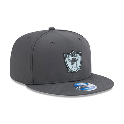 Pictured is this NFL Sideline 2026 Las Vegas Raiders 9FIFTY Snapback cap in charcoal. 4