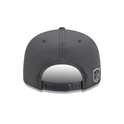 Pictured is this NFL Sideline 2026 Las Vegas Raiders 9FIFTY Snapback cap in charcoal. 5