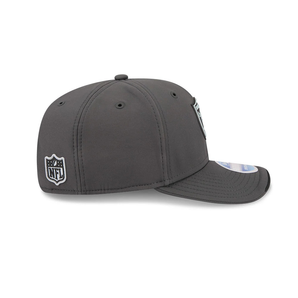 Pictured is this NFL Sideline 2026 Las Vegas Raiders 9SEVENTY Stretch Snap cap in charcoal. 6