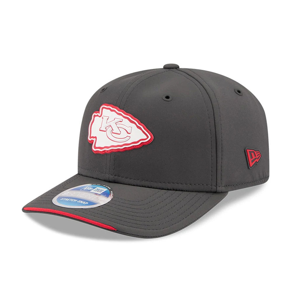 Pictured is this NFL Sideline 2026 Kansas City Chiefs 9SEVENTY Stretch Snap cap in charcoal. 1