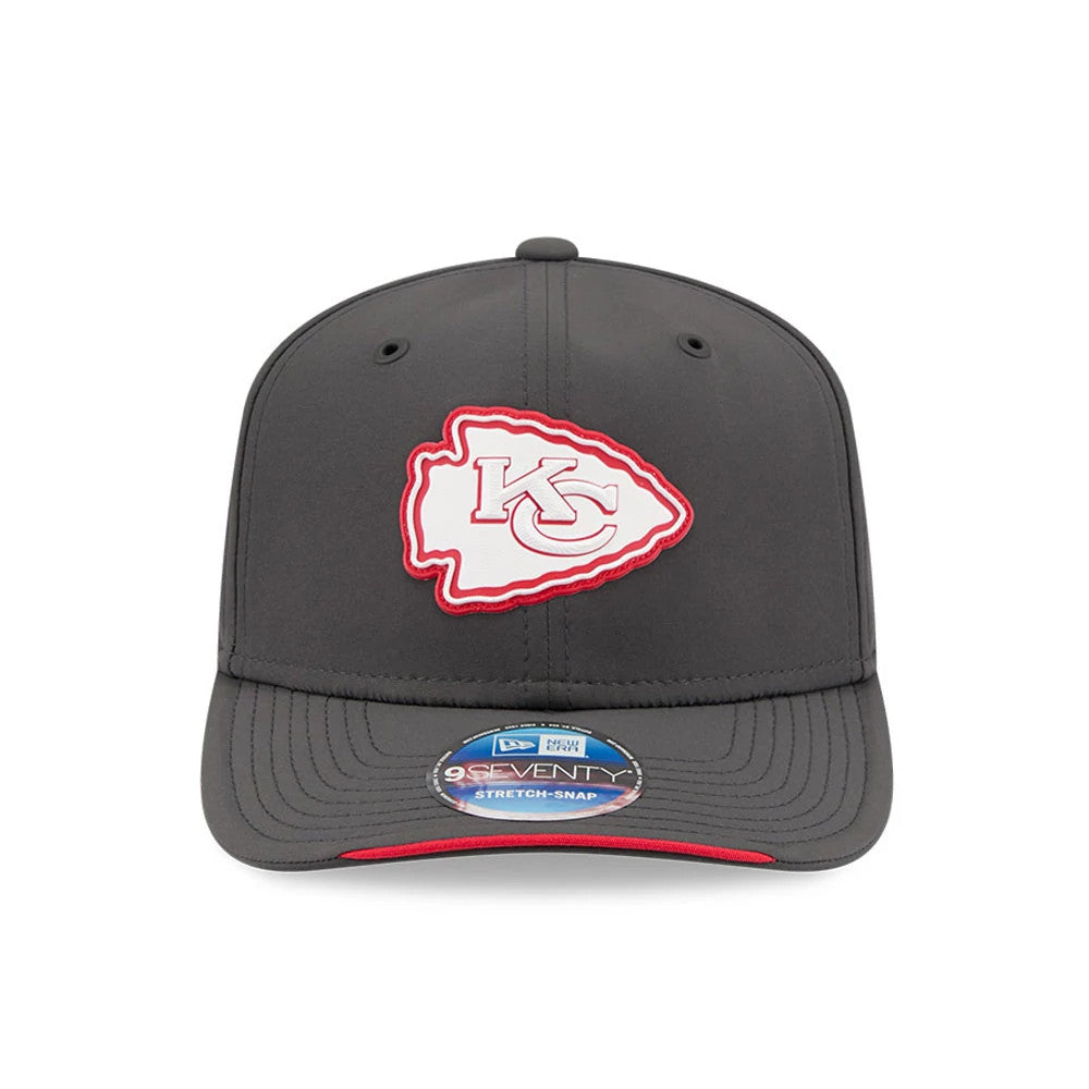 Pictured is this NFL Sideline 2026 Kansas City Chiefs 9SEVENTY Stretch Snap cap in charcoal. 2