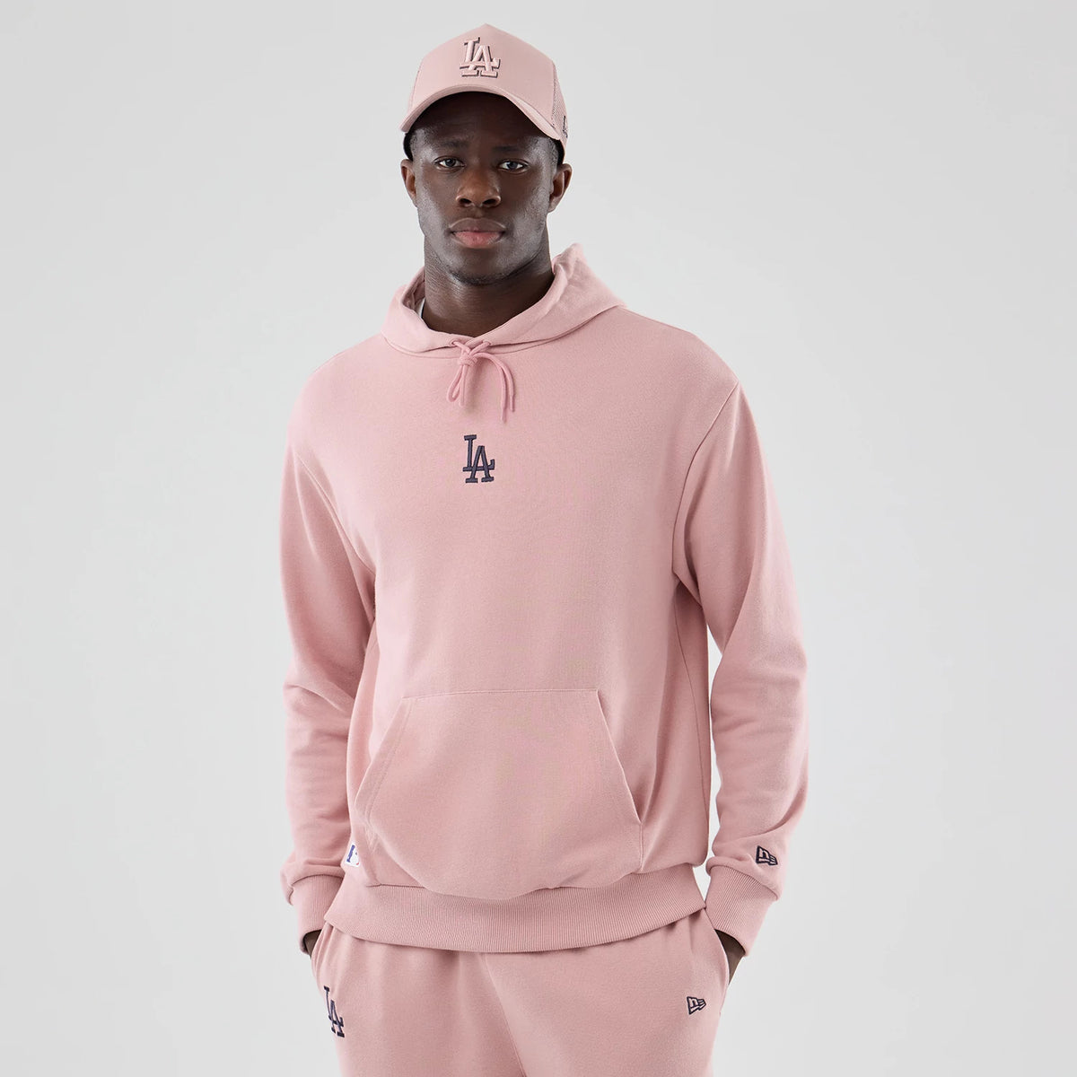 The model is wearing this MLB Midi League Essential LA Dodgers Oversized Pullover Hoodie in pastel pink. 3