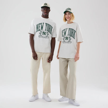 The model is wearing this MLB Arch Graphic New York Yankees Oversized T-Shirt in pastel grey. 1