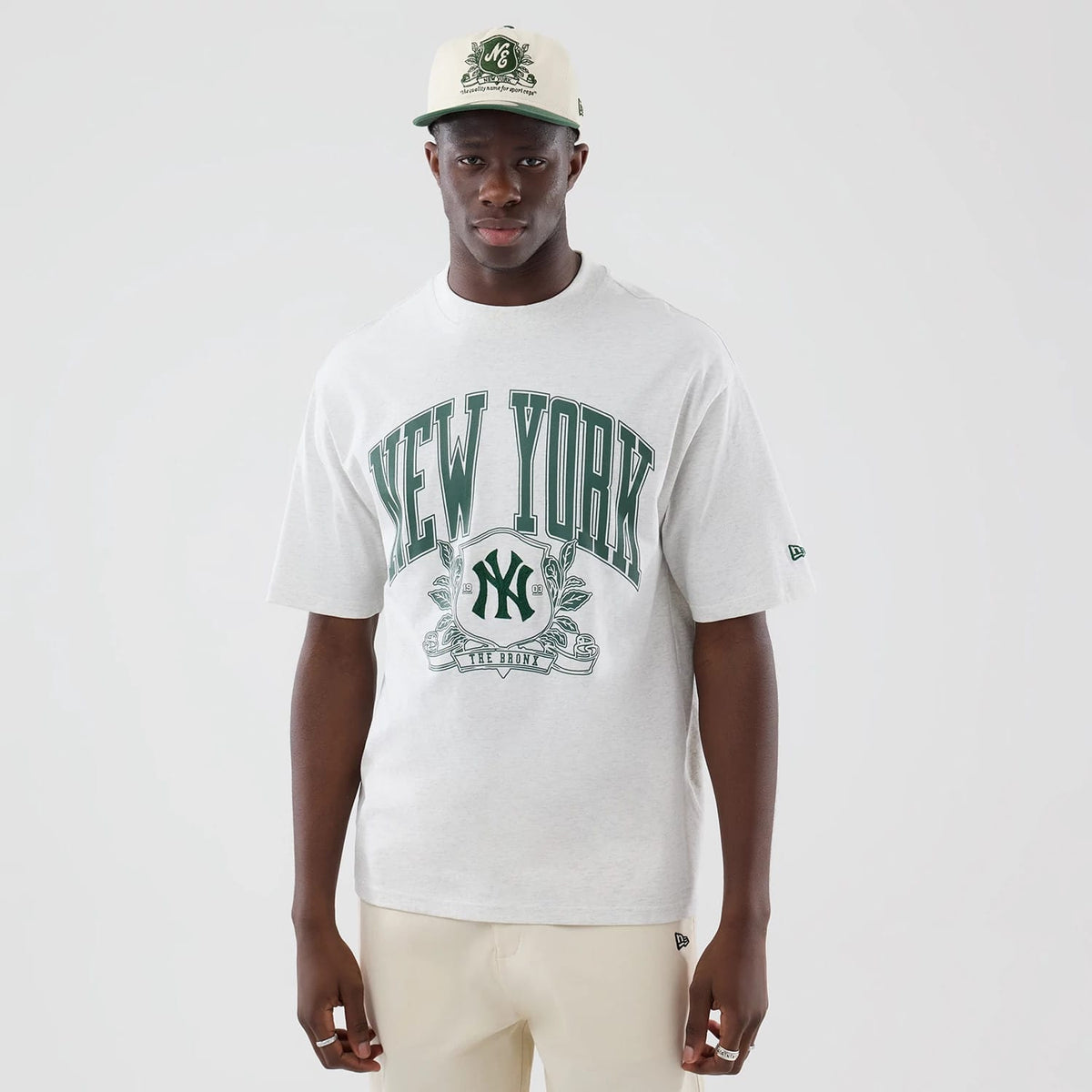The model is wearing this MLB Arch Graphic New York Yankees Oversized T-Shirt in pastel grey. 3