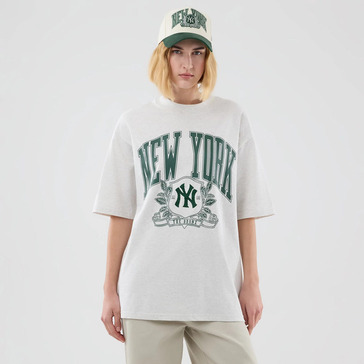 The model is wearing this MLB Arch Graphic New York Yankees Oversized T-Shirt in pastel grey. 4