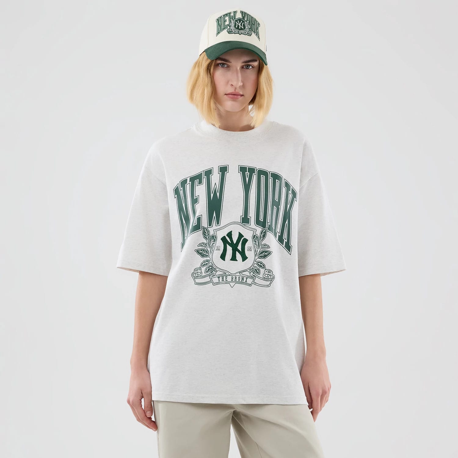 The model is wearing this MLB Arch Graphic New York Yankees Oversized T-Shirt in pastel grey. 4