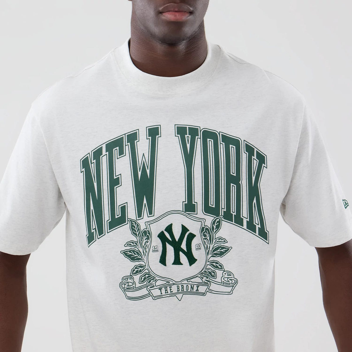 The model is wearing this MLB Arch Graphic New York Yankees Oversized T-Shirt in pastel grey. 5