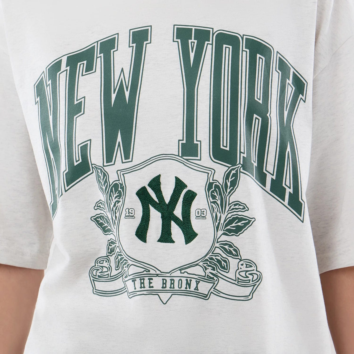 The model is wearing this MLB Arch Graphic New York Yankees Oversized T-Shirt in pastel grey. 6
