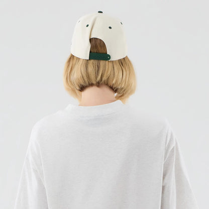 The model is wearing this MLB Arch Graphic New York Yankees Oversized T-Shirt in pastel grey. 8