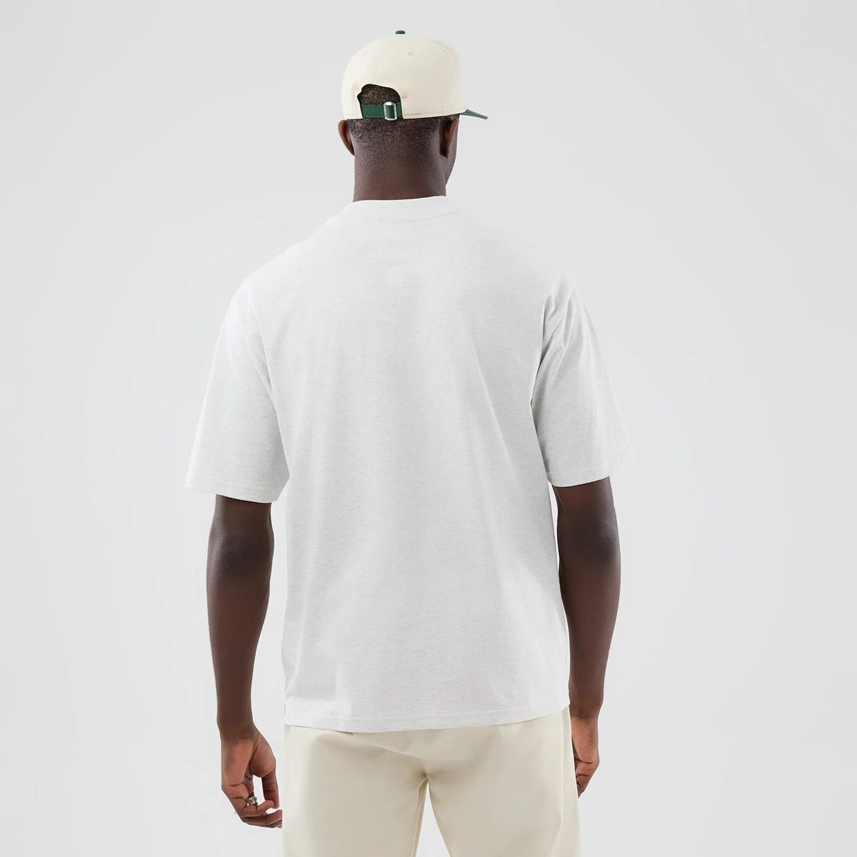 The model is wearing this MLB Arch Graphic New York Yankees Oversized T-Shirt in pastel grey. 2
