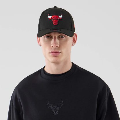 The model is wearing this NBA League Essential Chicago Bulls Oversized Crew Neck Sweater in black. 6