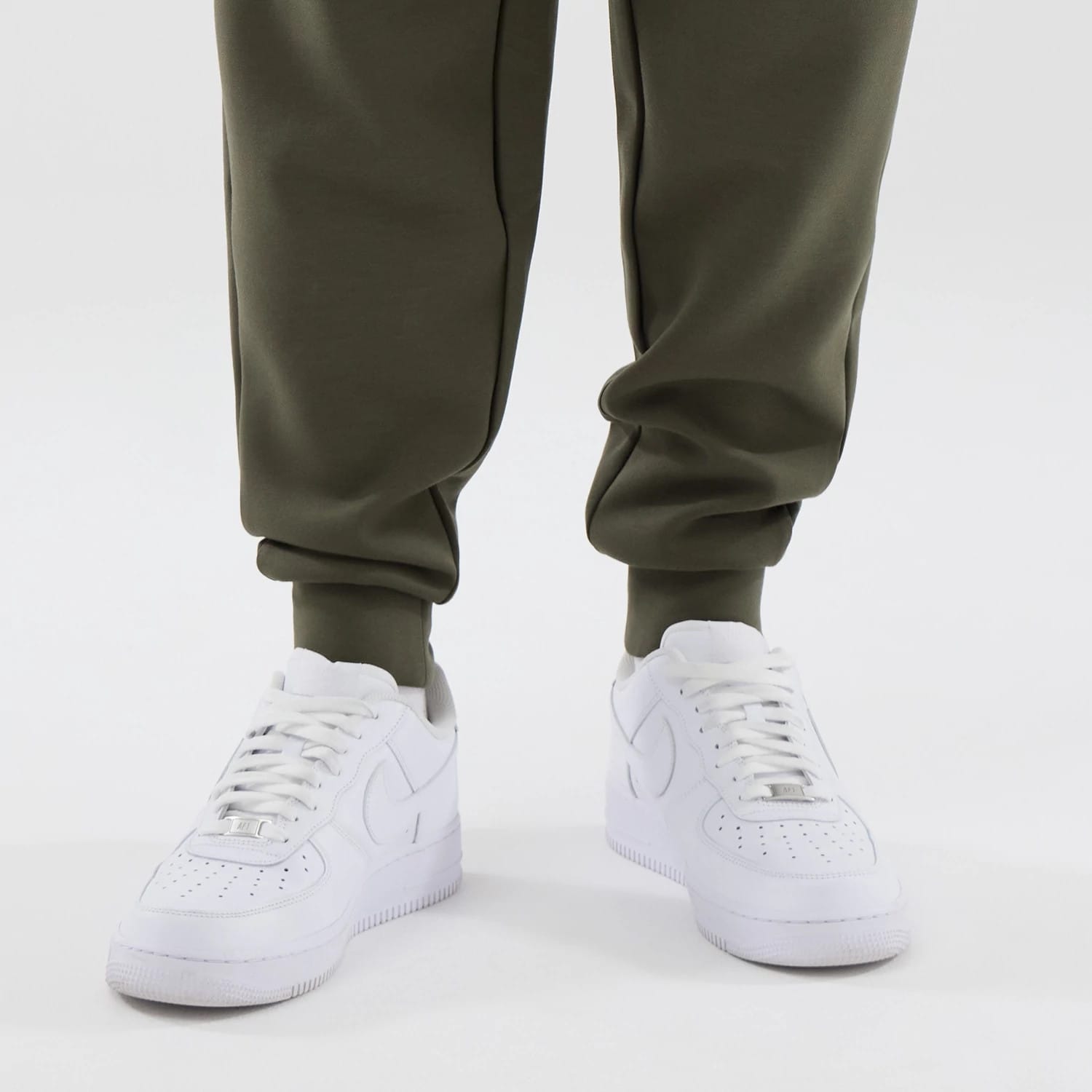 The model is wearing these MLB Core Plus New York Yankees Joggers in green. 5