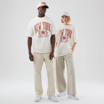 The model is wearing this MLB Arch Graphic New York Yankees Oversized T-Shirt in open white. 1