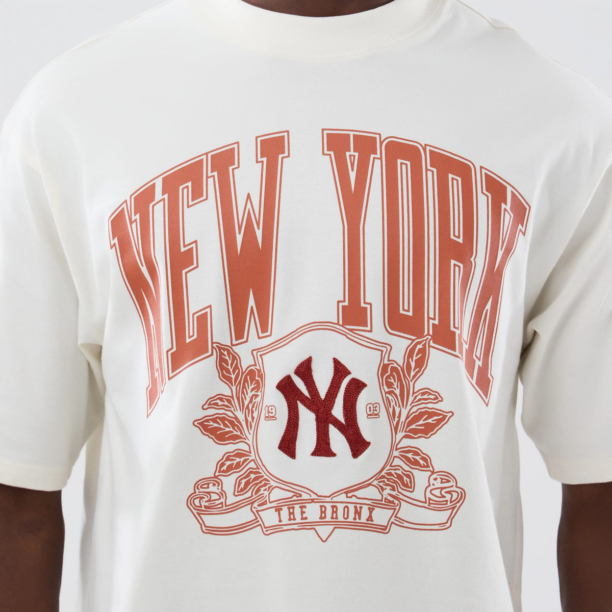 The model is wearing this MLB Arch Graphic New York Yankees Oversized T-Shirt in open white. 5