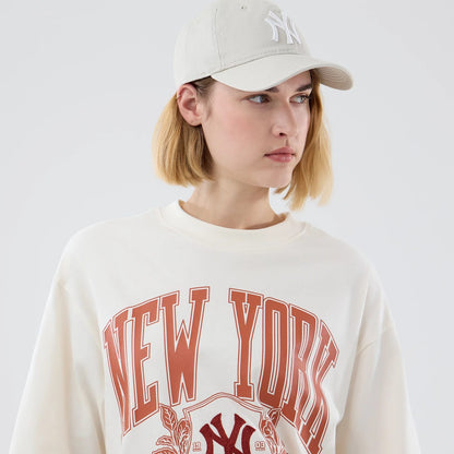The model is wearing this MLB Arch Graphic New York Yankees Oversized T-Shirt in open white. 6
