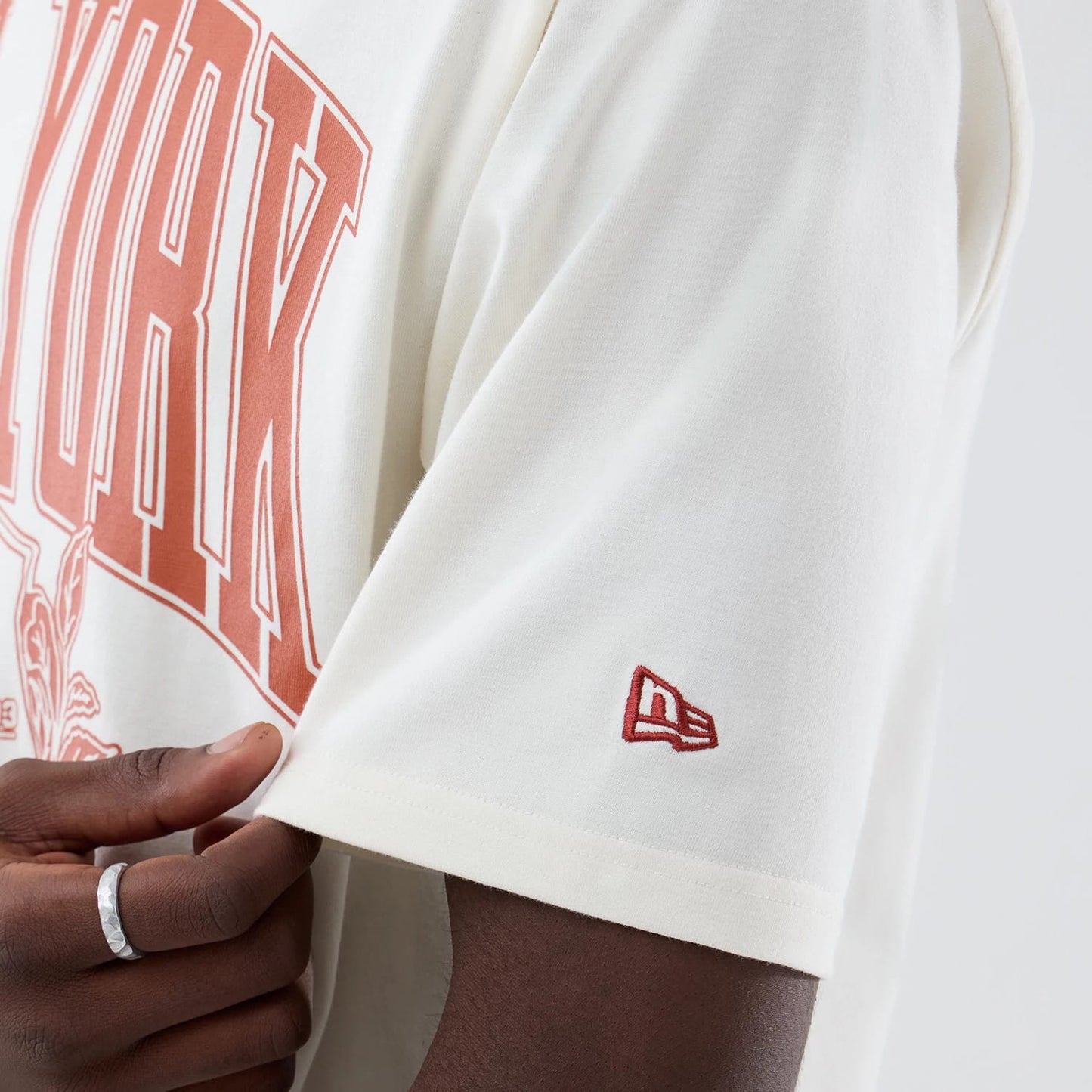 The model is wearing this MLB Arch Graphic New York Yankees Oversized T-Shirt in open white. 7