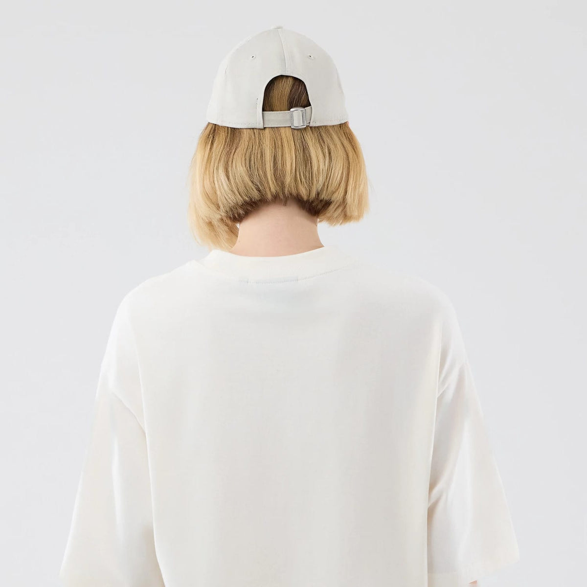 The model is wearing this MLB Arch Graphic New York Yankees Oversized T-Shirt in open white. 8