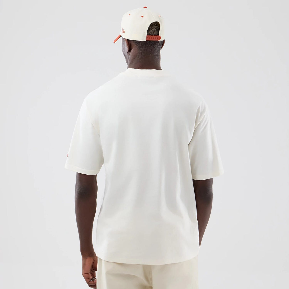 The model is wearing this MLB Arch Graphic New York Yankees Oversized T-Shirt in open white. 2