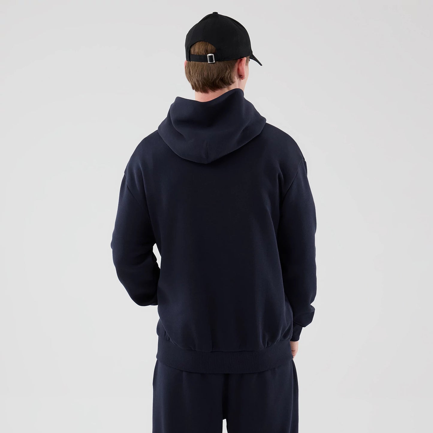 The model is wearing this NBA Core Plus LA Lakers Pullover Hoodie in navy. 2