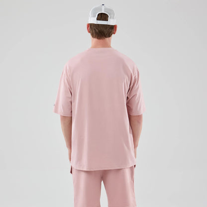 The model is wearing this MLB Midi League Essential LA Dodgers Oversized T-Shirt in pastel pink. 2