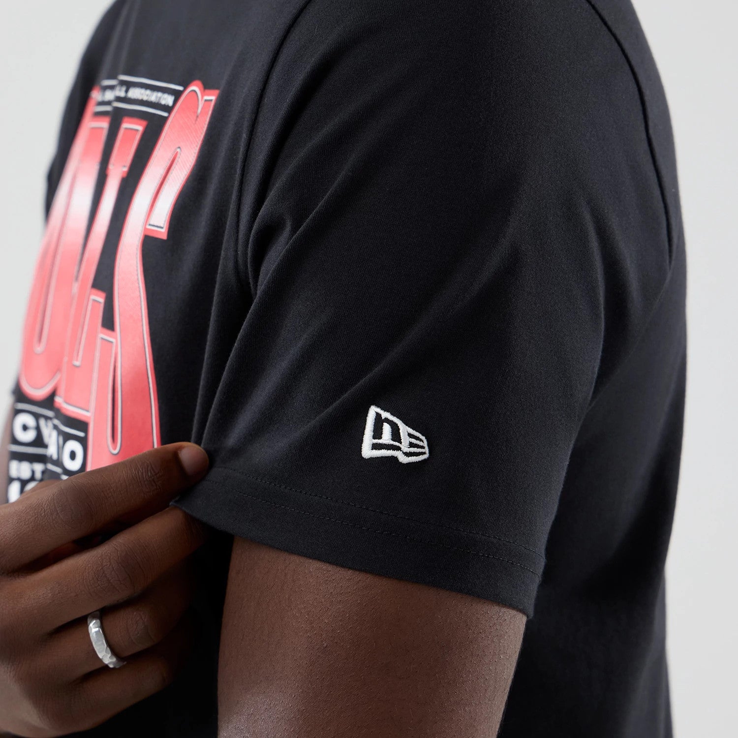 The model is wearing this NBA Arch Graphic Chicago Bulls T-Shirt in black. 5