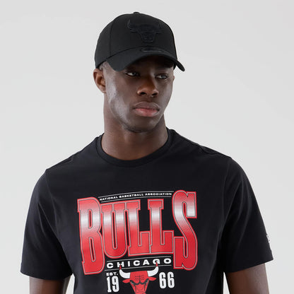 The model is wearing this NBA Arch Graphic Chicago Bulls T-Shirt in black. 6