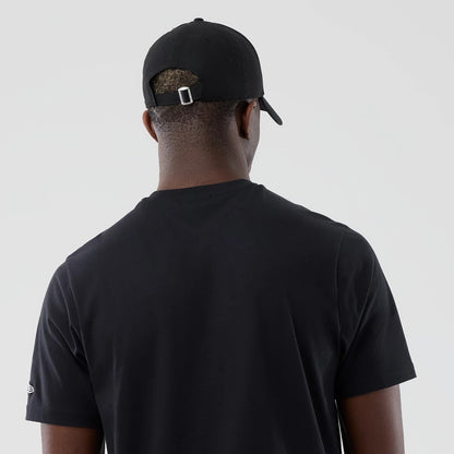 The model is wearing this NBA Arch Graphic Chicago Bulls T-Shirt in black. 7